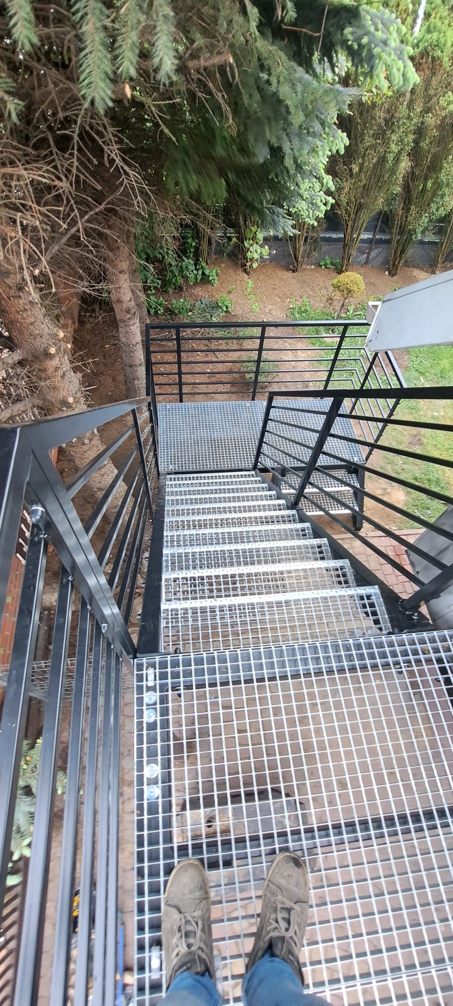 Balustrady balkonowe, Schody zewnętrzne