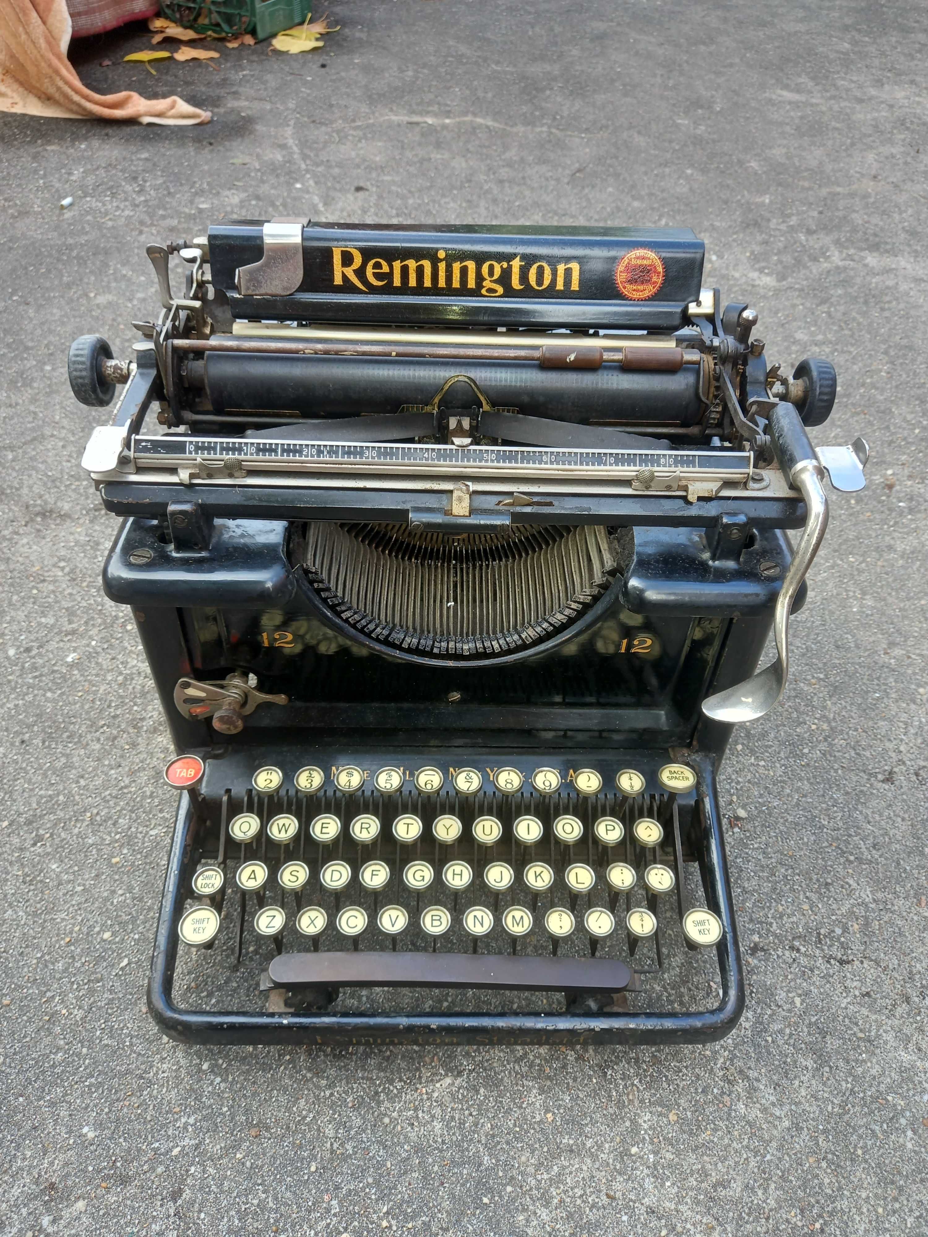 Máquina de escrever antiga Remington N12