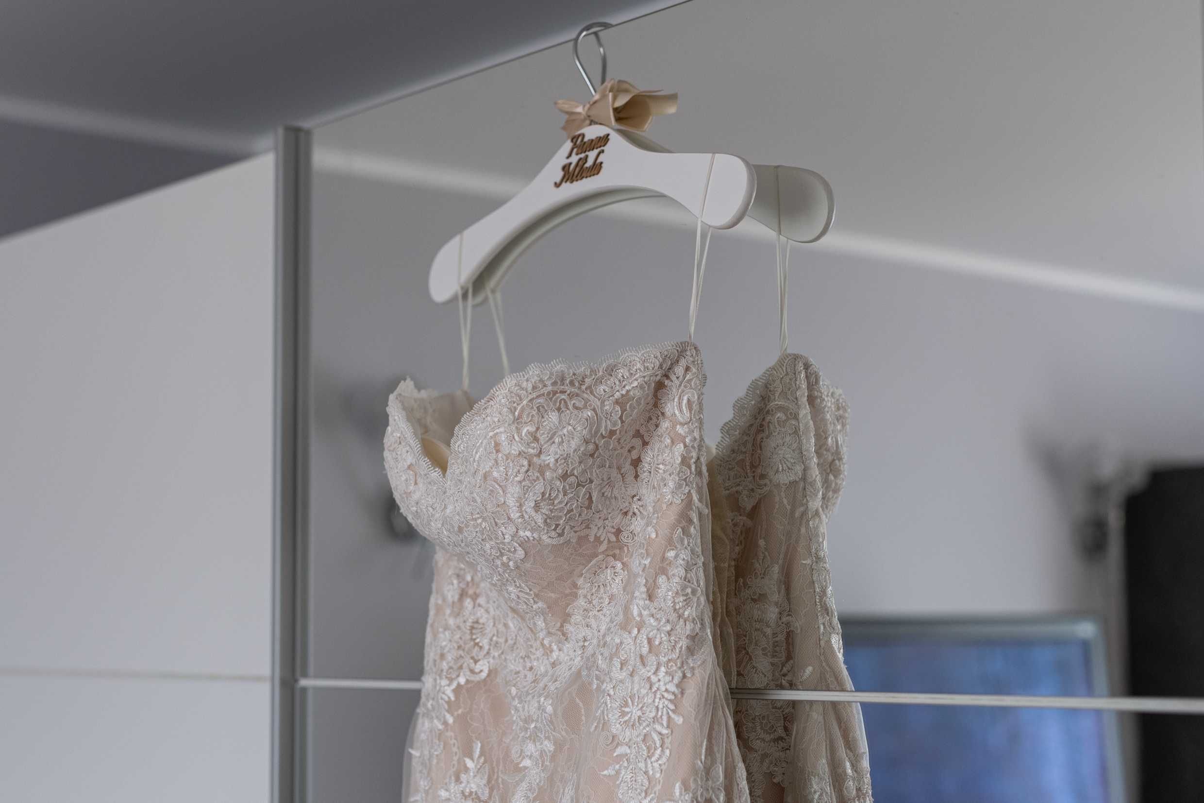Suknia ślubna dopasowana z trenem syrenka beżowa cappucino koronka