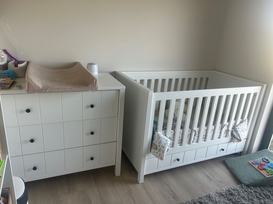 Komoda i łóżeczko dziecięce z kolekcji Komoda+łóżeczko Novelies Allpin