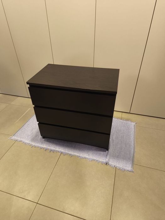 1 cama de solteiro com estrado, 1 roupeiro de 2 portas e 2 cómodas