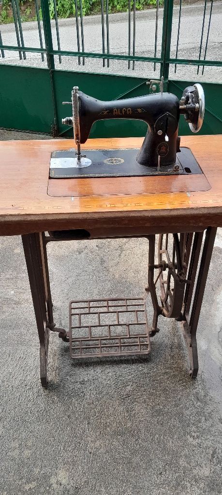 Máquina de costura alfa  antiga