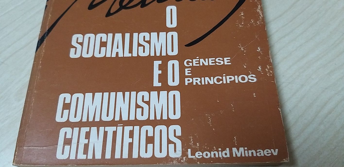 O Socialismo e o Comunismo.