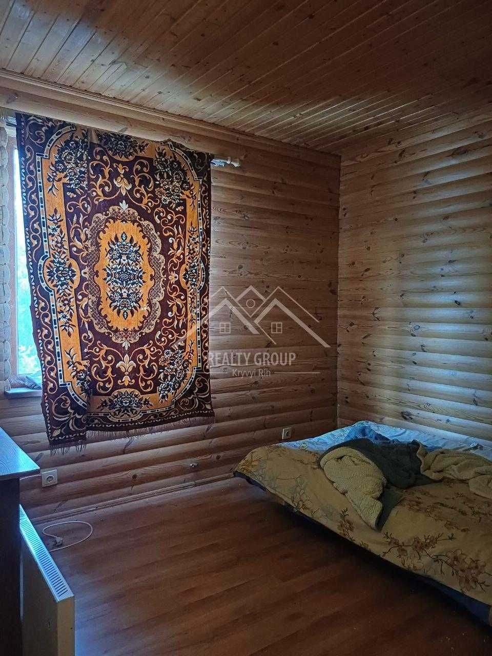 Продаж заміськоїї резеденції з власним пірсом та березовим гаєм.