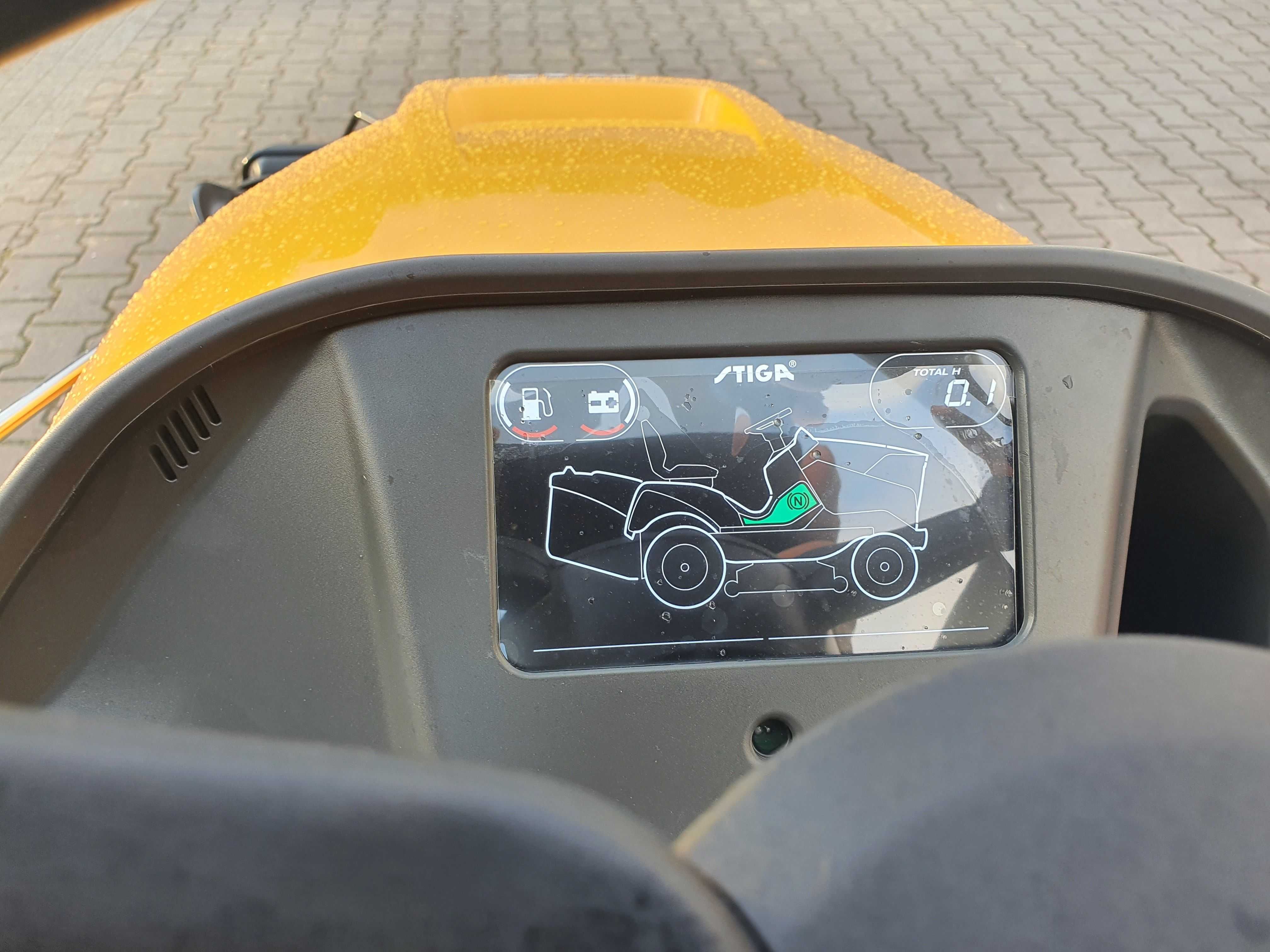 Traktor ogrodowy Stiga 9122WX 4x4 z zamiatarką pojemnikiem i PTO PRO