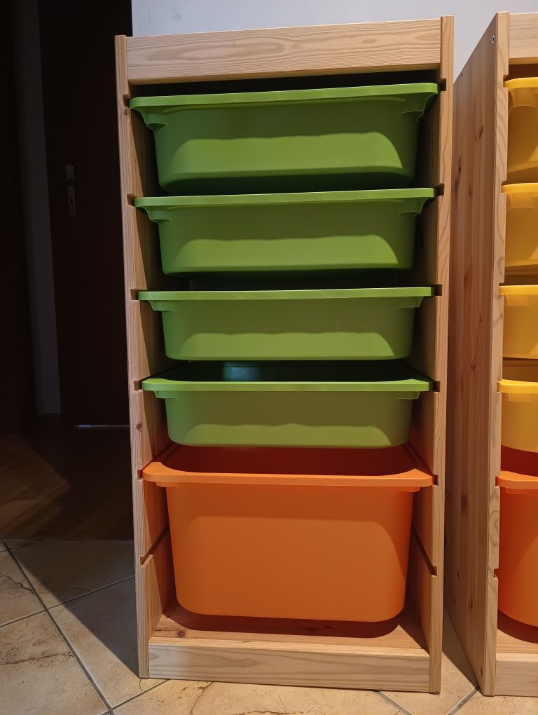Dwa regały z pojemnikami IKEA jasna sosna