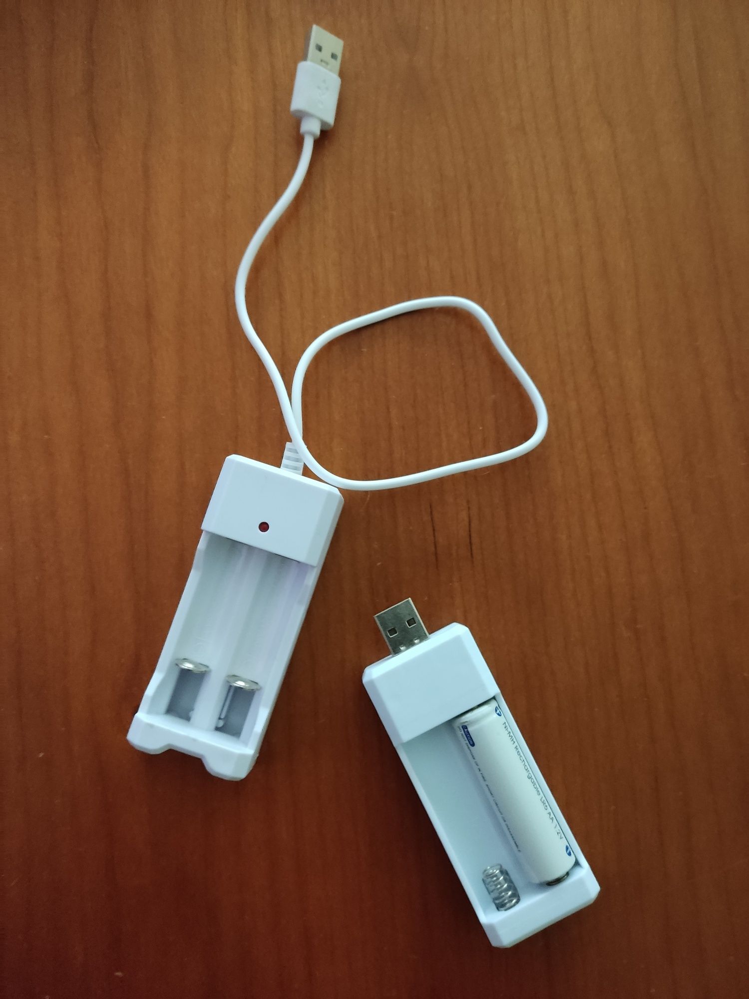 Carregador de pilhas por USB ou tomada