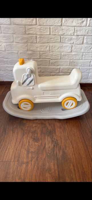 Дитяча машинка-гойдалка