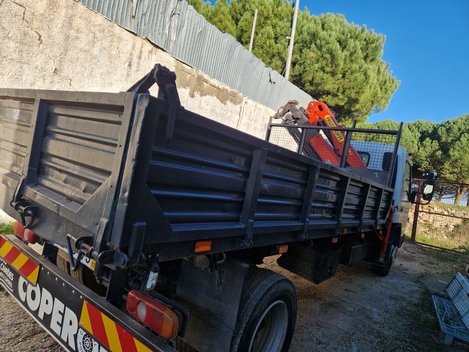 Mitsubishi fuso com grua