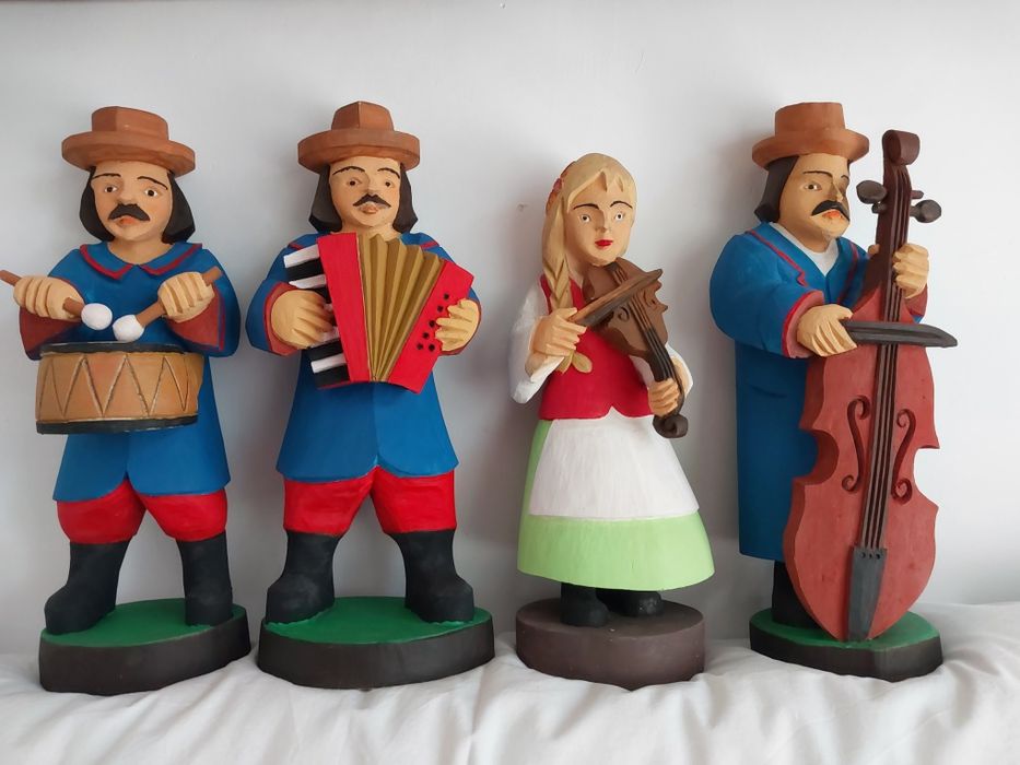 Kapela ludowa  Rzeżba wykonana z drzewa lipowego  .