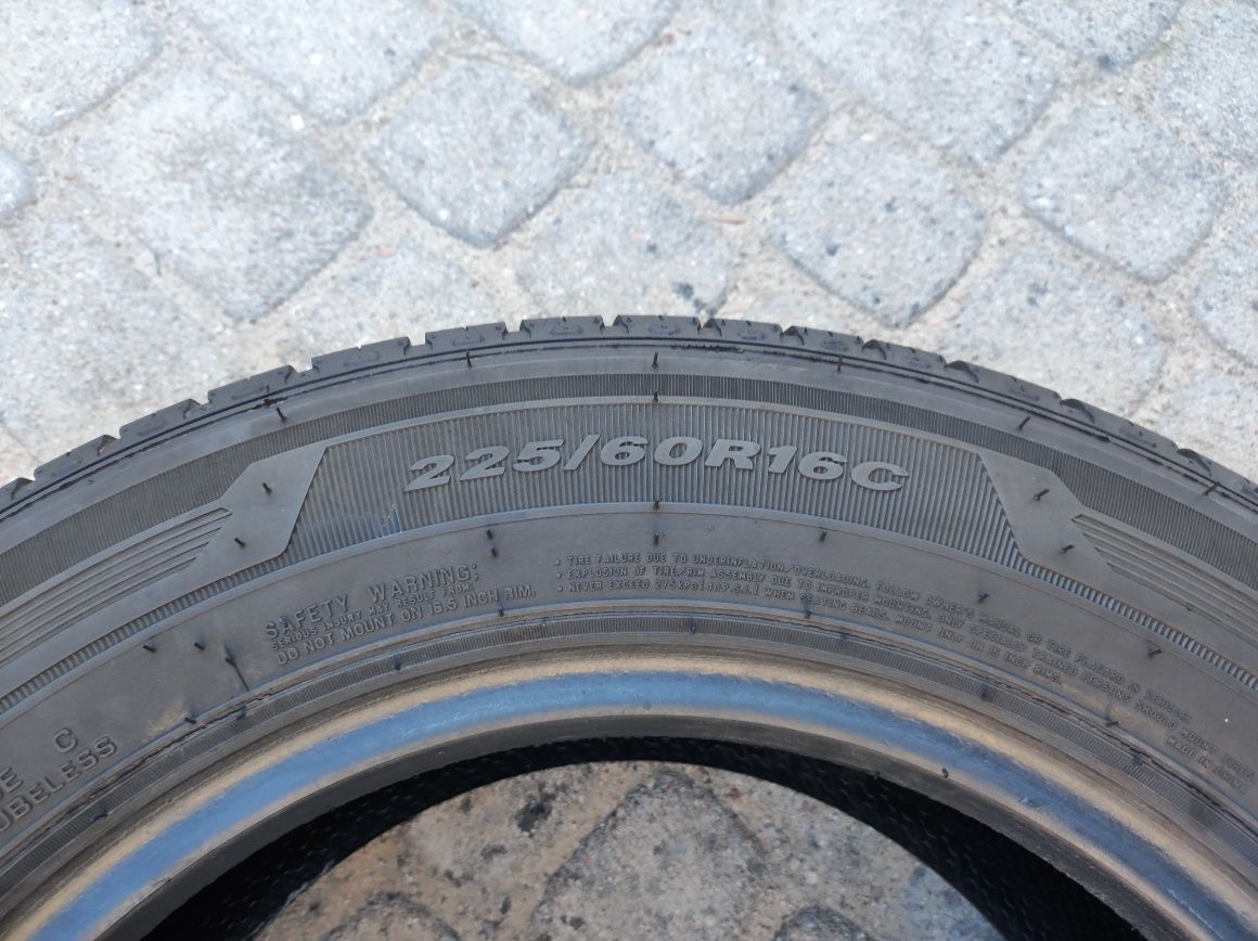 225.60.16c Dwie opony letnie Nexen Roadian CT8