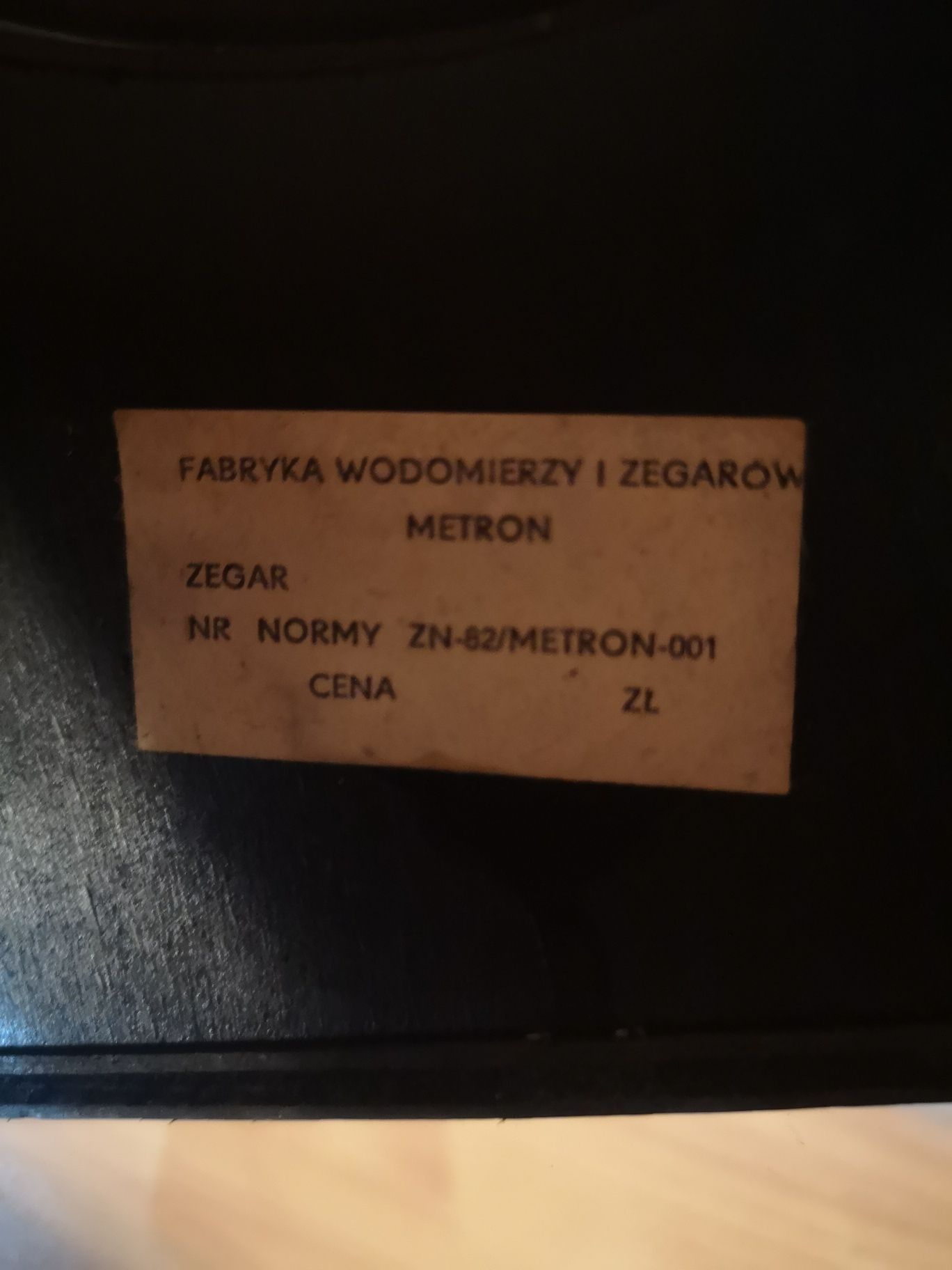 Za dwa zegary ścienne nakręcane