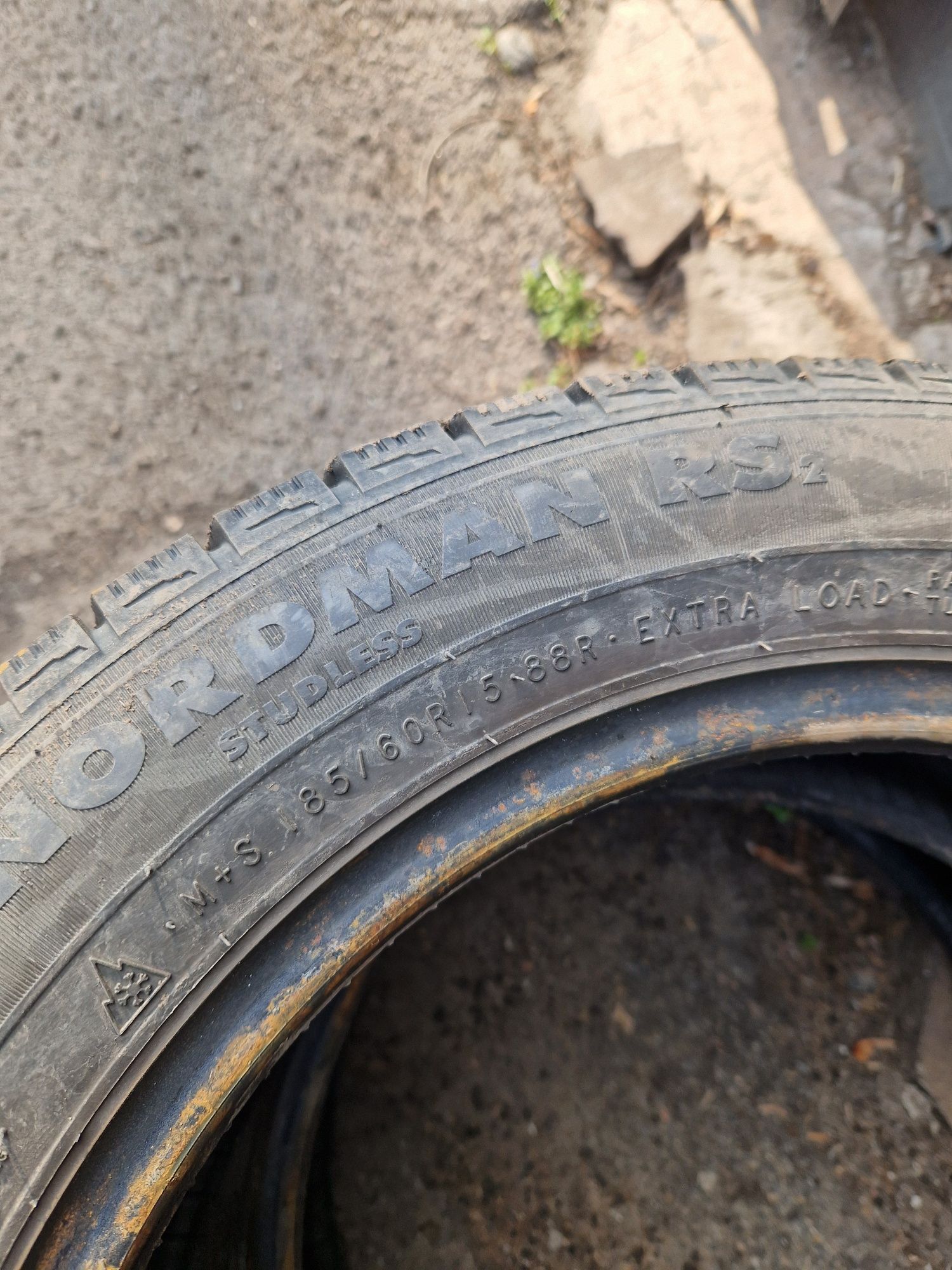 Шини Nokian 185/60R15.