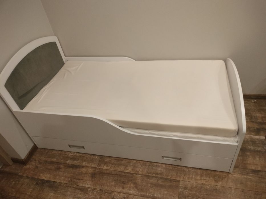 Łóżko dziecięce 160 na 80 materacami w pokrowcach i szufladą.