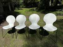 Minimalistyczne, białe, duńskie krzesła w stylu arne jacobsen