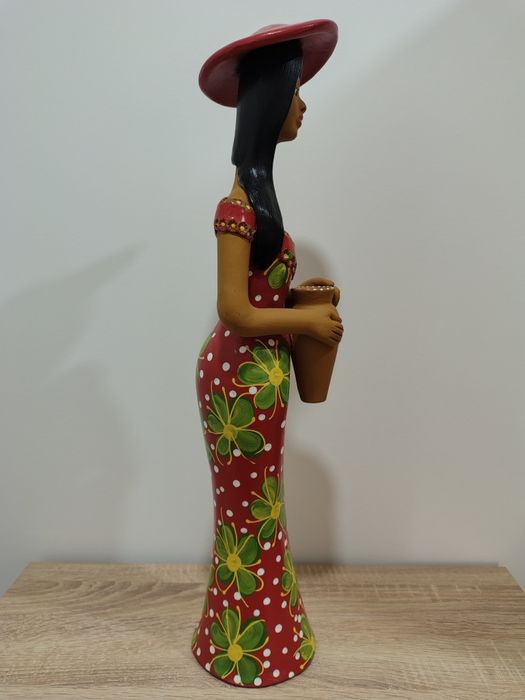 Boneca de barro pintada a mão