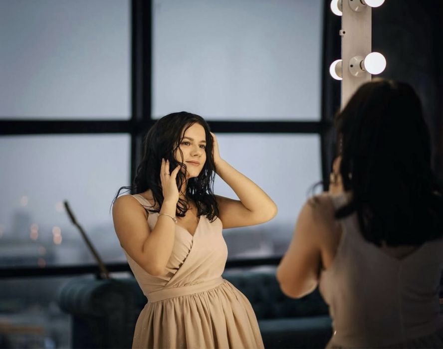 Сукня яскрава бежева вечірня