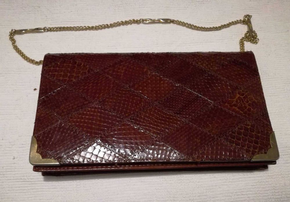 Duas Pochetes: preta e vermelha escura