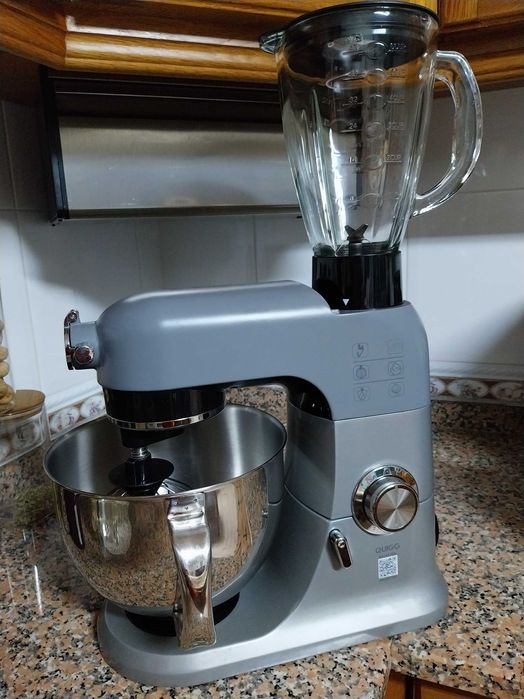 Batedeira de cozinha, com varios acessórios, copo misturador em vidro,