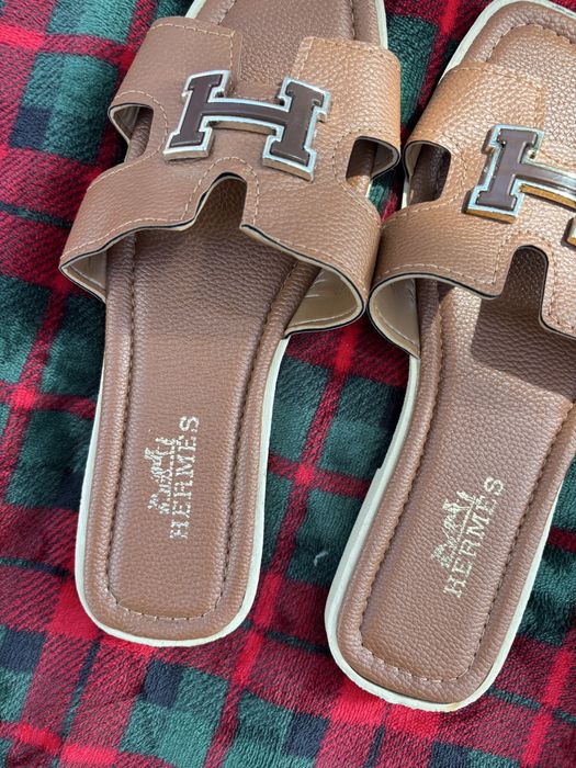 Klapki brązowe logowane