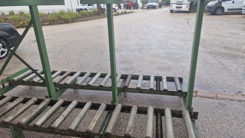 Estantes com rolos de correr para arrumar madeiras