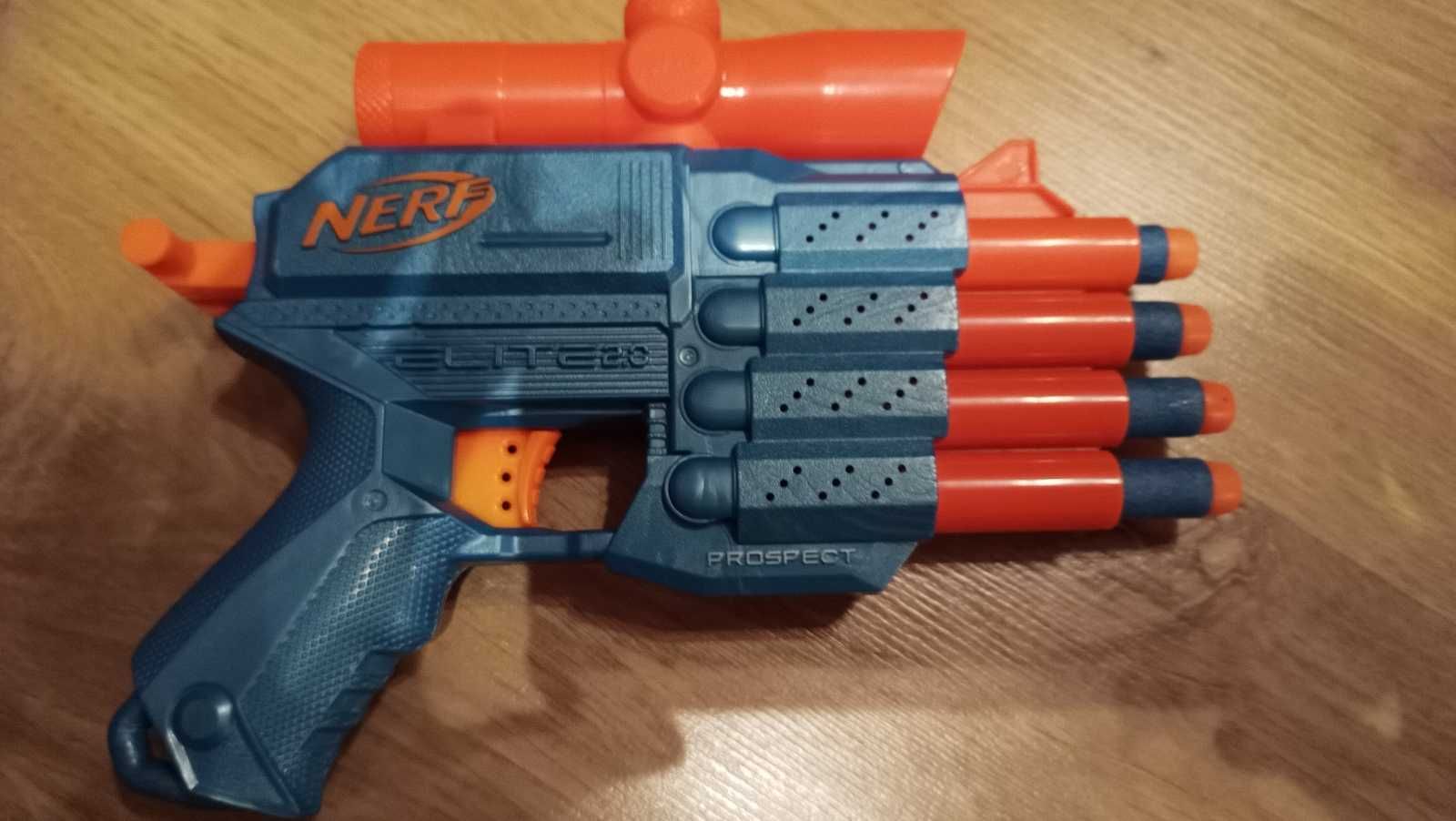 Pistolet Nerf z tarczą i kompletem strzałek
