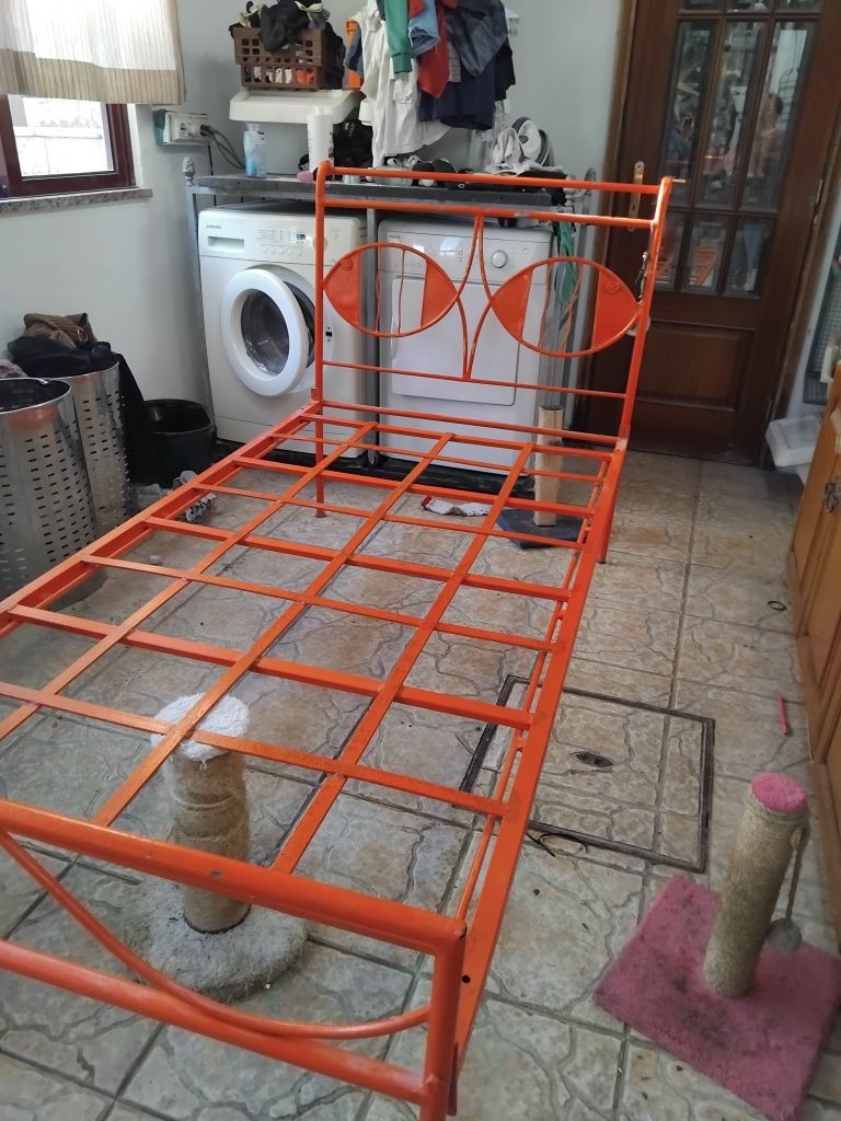 Cama em ferro de solteiro de 1m por 2m