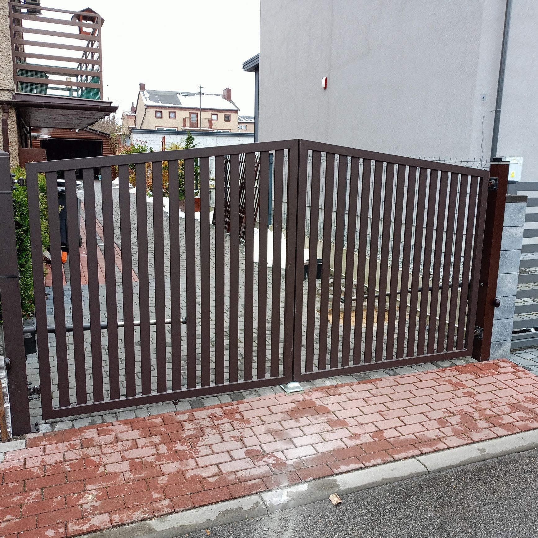 Ogrodzenia palisadowe frontowe z stali czarnej ocynkowanej .