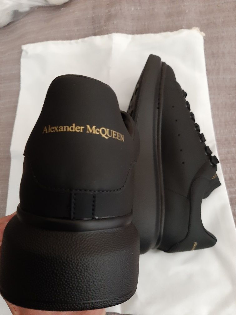 Alexander Mcqueen todos pretos - novos