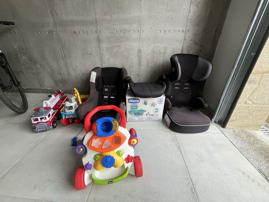 Cadeiras auto e brinquedos