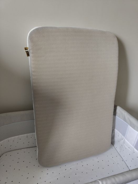 Łóżeczko Momi Revo kolor jasnoszary w komplecie z materacem manufaktur