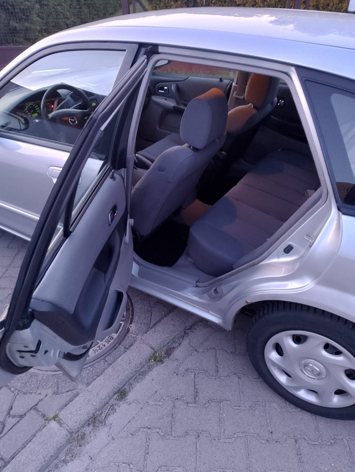 Mazda 323F stan bdb  klima  2kpl kół