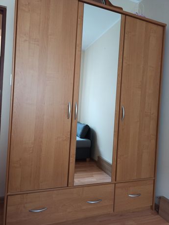 Szafa 3-drzwiowa z lustrem, drążek + półki