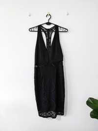 Czarna dopasowana ołówkowa koronkowa sukienka na studniówkę imprezę