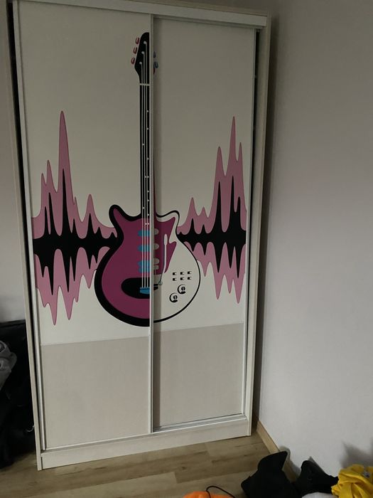 Szafa z gitarą meblik