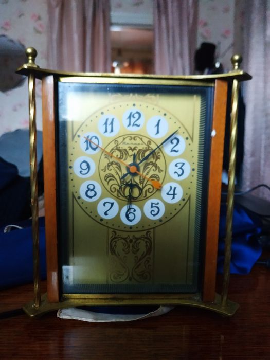 Часы настольные Янтарь кварцевые.Б/У.