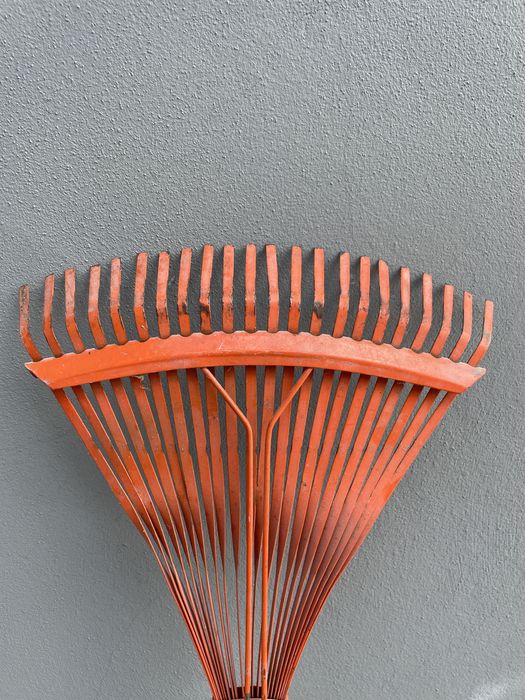 Ancinho de Metal com Cabo em Madeira- para o Relvado