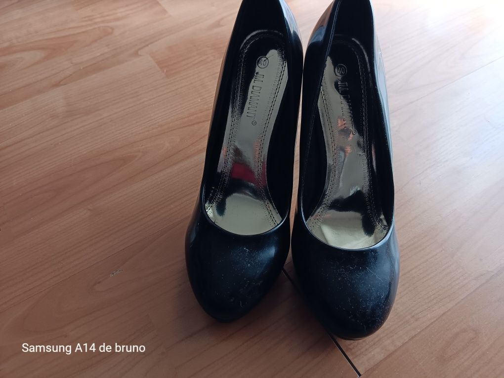 Vendo 4 pares de sapatos
