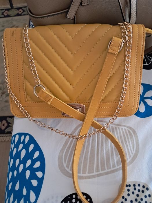 Malas de mão de cor bege cor bordon e amarelo torrado