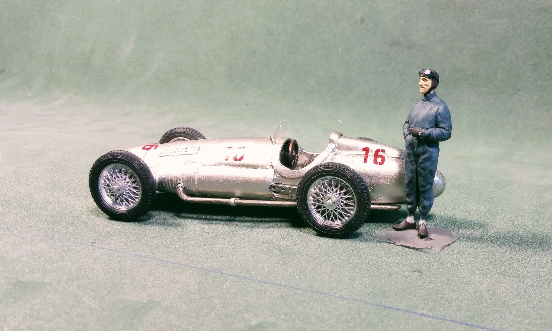 Модель гоночного болида в масштабе 1:43