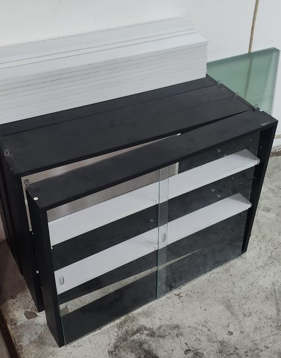 3 estantes com prateleiras e portas de vidro