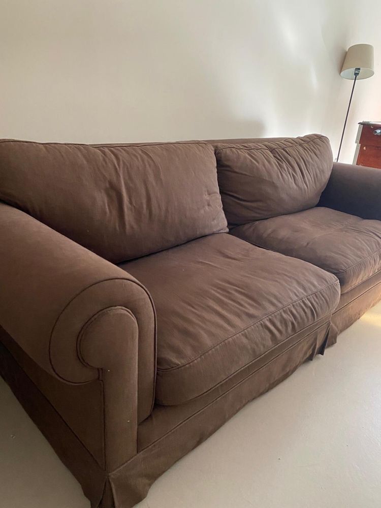 Sofa castanho 3 lugares. Estilo, simplicidade e conforto maximo