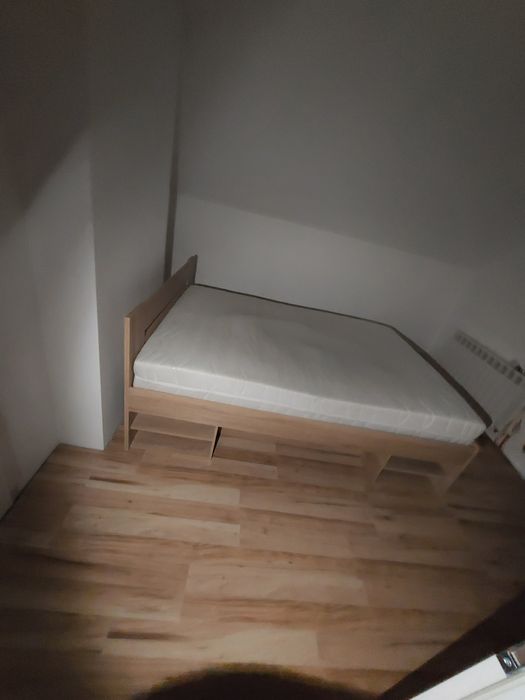 Łóżko z materacem