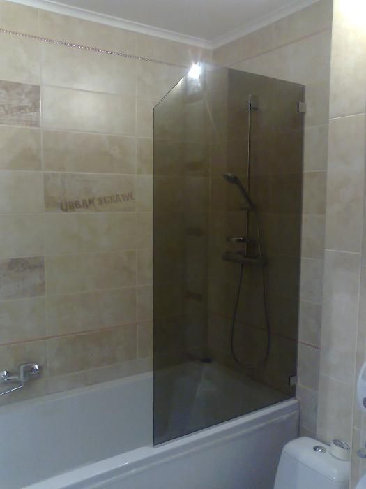 Стеклянные перегородки и ширмы для душа, дверцы-шторки для ванной