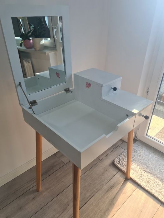 Toaletka biała z lustrem i szufladkami