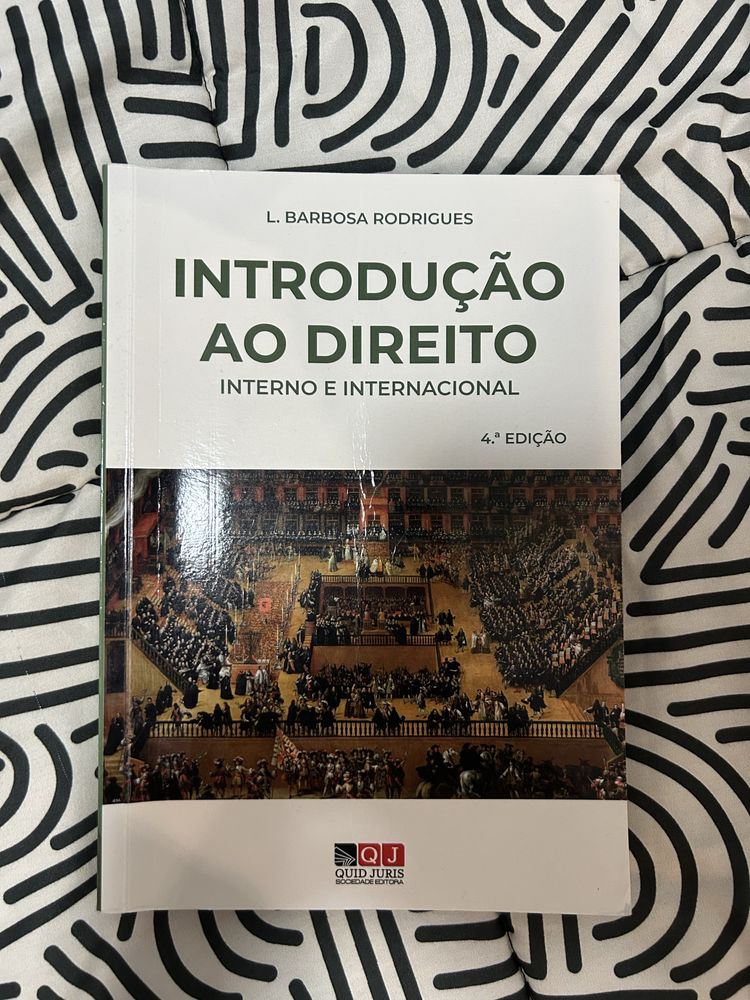 Livros de direito praticamente novos, dois deles são gratis.