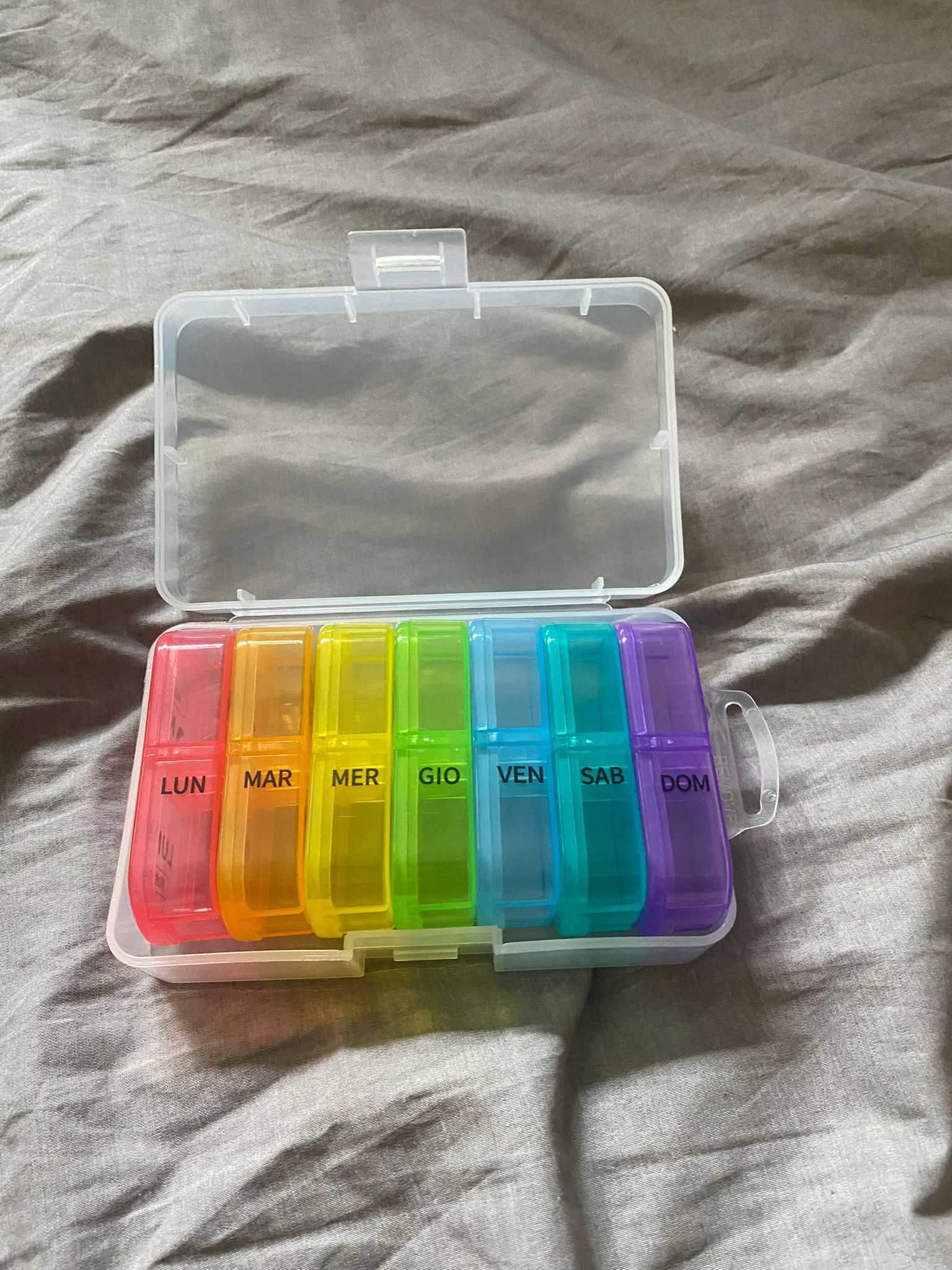 Pudełko na tabletki kolorowe. Podział na 7 dni tygodnia i 2 pory dnia