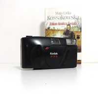 Kompaktowy analogowy aparat fotograficzny KODAK 335 w ładnym stanie.