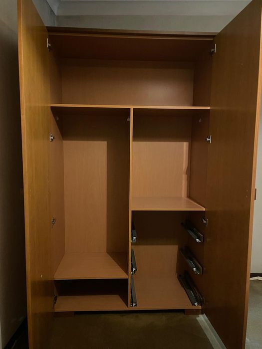 Guarda roupa em madeira