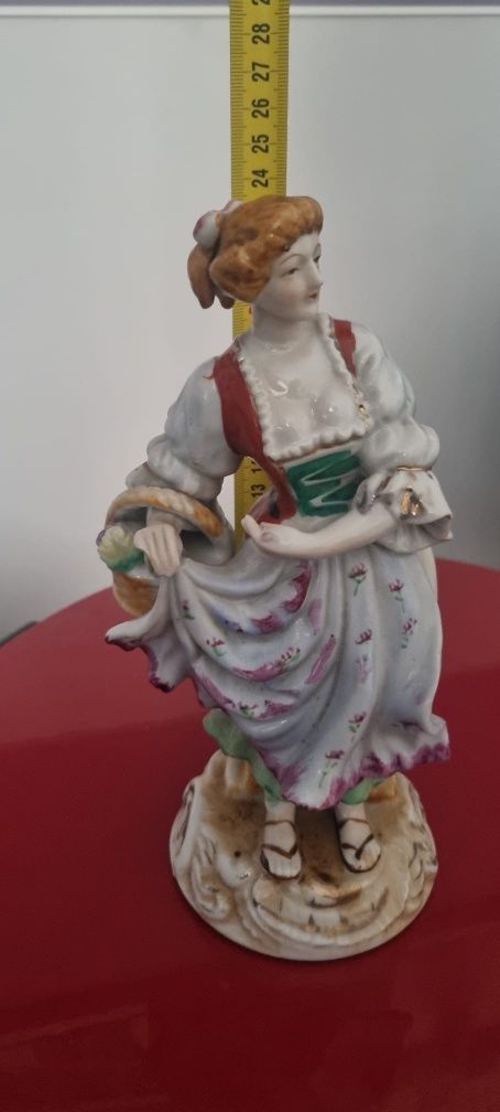 Zabytkowa porcelanowa figurka ,,Dama z koszykiem,,